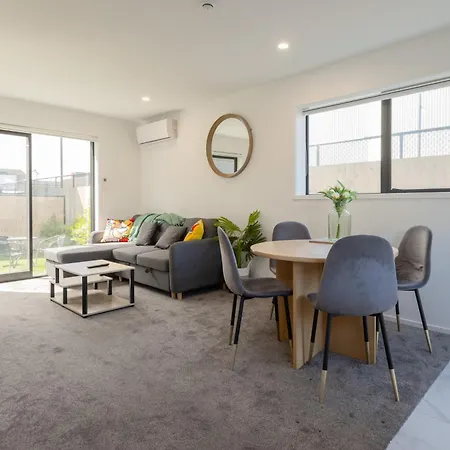 Luxury 2 Bedroom Townhouse By Hagley Park In Cbd
